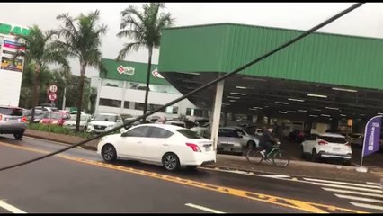 Caminhão enrosca na fiação baixa e causa transtornos no Parque Verde