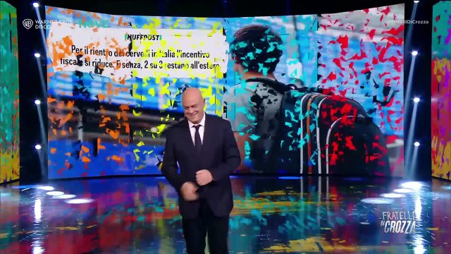 Il monologo di Crozza: Richiedere il passaporto in Italia? C'? gente che si mette in coda e quando arriva allo sportello deve rifarsi la foto perch? nel frattempo ? invecchiata