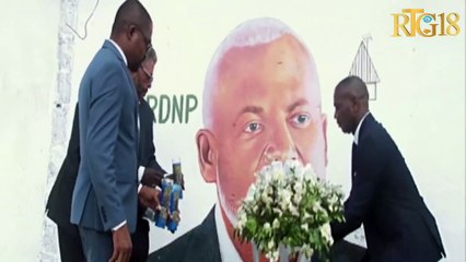 Yon delegasyon RDNP depoze yon jèb flè nan espas a Éric Jean-Baptiste te asasinen.