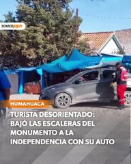 Auto baja por las escaleras del Monumento en Humahuaca