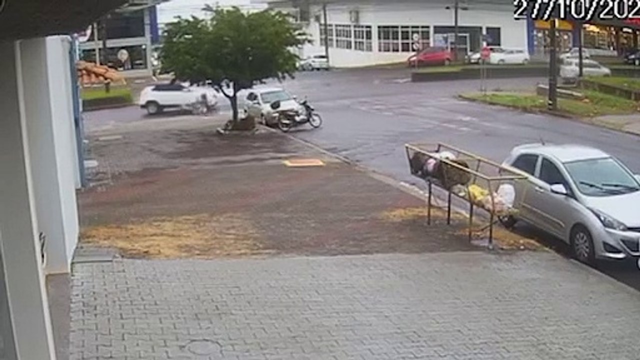Câmera flagra colisão entre carro e moto que deixou motociclista ferido na Av. Carlos Gomes