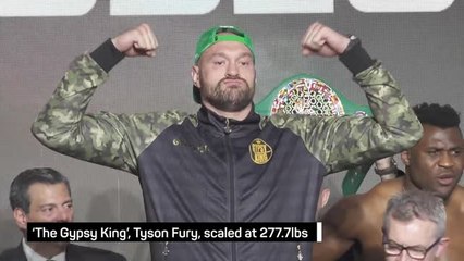 下载视频: Fury and Ngannou weigh-in before Saudi bout