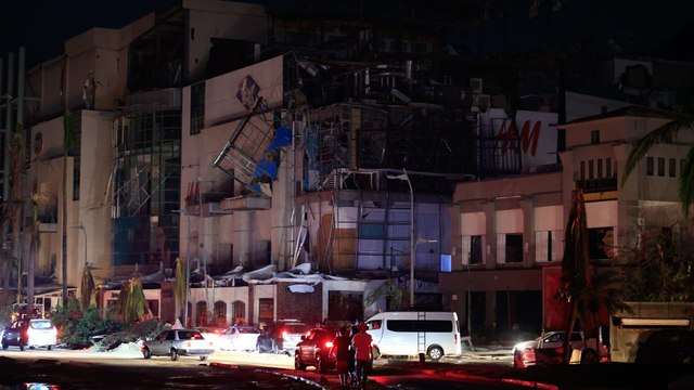 Masivas evacuaciones se presentan en Acapulco tras la estela de destrucción que dejó el huracán 'Otis'