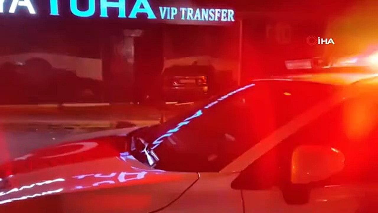 C'est ainsi que l'homme, qui se disputait avec son fils, est entré sur le lieu de travail lorsqu'il a appuyé sur l'accélérateur au lieu du frein.