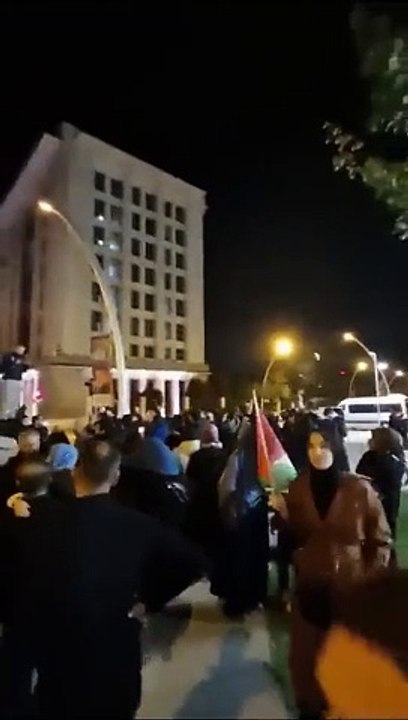 AKP Genel Merkezi'ni bastılar! "Miting değil icraat" sloganları atıldı