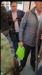 Mujer pela alverjas en el tren eléctrico: "Cada minuto cuenta"