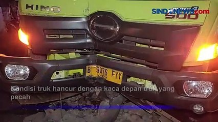 Truk Tanah di Jalan Raya Bogor Jaktim Tabrak Lampu Penerangan hingga Roboh dan Timpa Pemotor