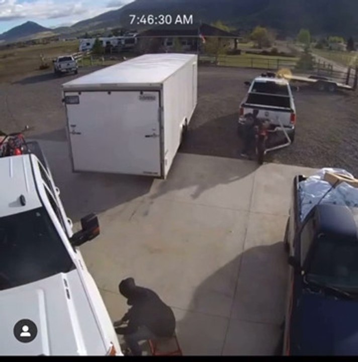 Guy Crashes Into Truck While Loading Motorcycle in it - video Dailymotion