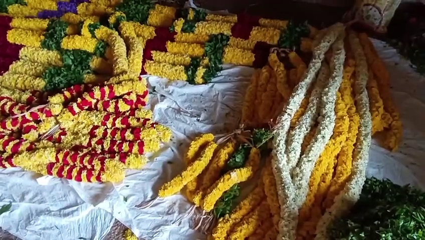 கங்கைகொண்டசோழபுரத்தில் பிரகதீஸ்வரருக்கு அன்னாபிஷேகத்தை முன்னிட்டு மகாபிஷேகம்; பக்தர்கள் மனமுருகி வழிபாடு