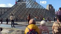 شاهد: ناشطون بيئيون يرشون الطلاء على مبنى متحف اللوفر في باريس