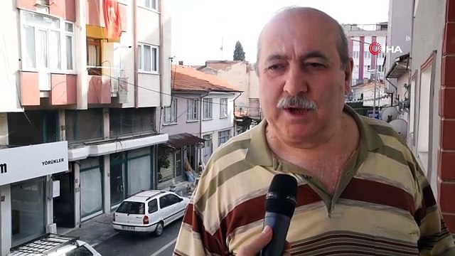 Sosyal medyanın gündemine oturan 'bayraklı dayı' cumhuriyetin 100. yılı için bir kez daha balkonda