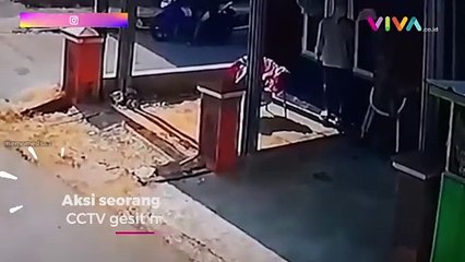 Скачать видео: Aksi Gesit Bocah SD Gagalkan Aksi Jambret