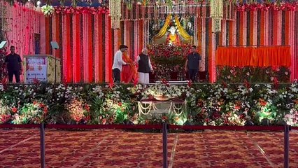 चित्रकूटः जब प्रधानमंत्री मोदी संत को सहारा देकर मंच तक ले गए