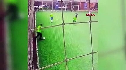 Ölüm halı sahada yakaladı! Bir anda yere yığıldı