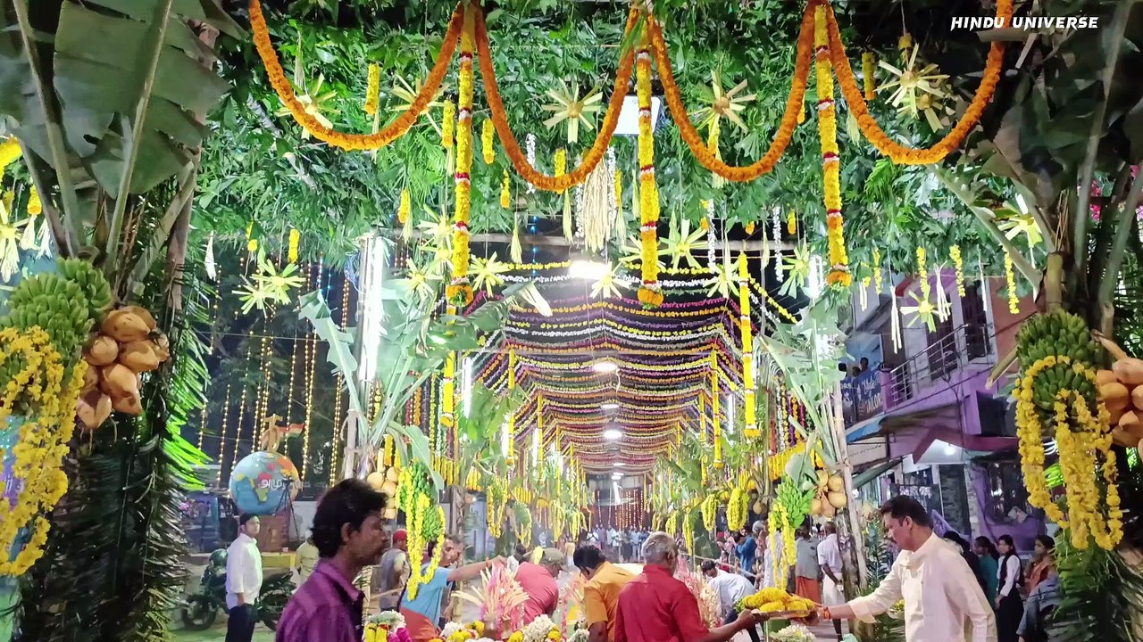நவராத்திரி பவனியை வரவேற்பதற்காக குழித்துறை போஸ்ட் ஆபீஸ் ஜங்ஷனில் போடப்பட்டிருந்த மாபெரும் பூக்கோலம்