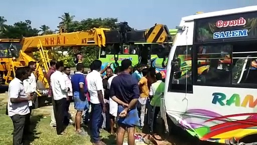 சேலத்தில் ஓட்டுநருக்கு திடீர் மாரடைப்பு; பயணிகளுடன் தலைகீழாக கவிழ்ந்த தனியார் பேருந்து