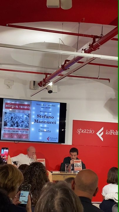 Diodato improvvisa 'Lilac wine' di Jeff Buckley a cappella alla libreria Feltrinelli di Milano