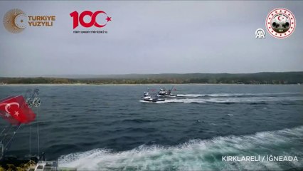 Balıkçılar tekneleriyle "ay yıldız ile 100. yıl" koreografisi yaptı