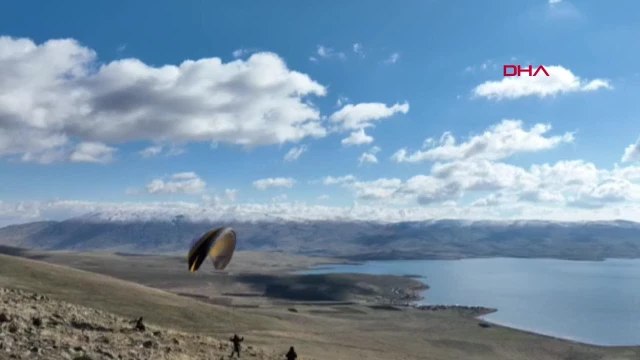 2241 METRE RAKIMLI BALIK GÖLÜ MANZARASI EŞLİĞİNDE DEV TÜRK BAYRAĞI İLE UÇTU