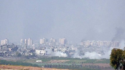 سحب الدخان ترتفع فوق غزة في اليوم الثاني والعشرين للحرب