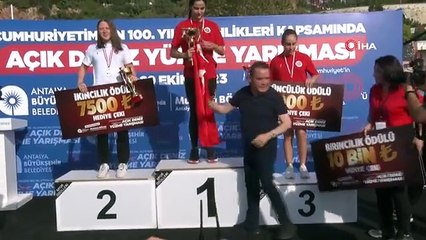 Video herunterladen: Dünya rekortmeni Şahika Ercümen, Cumhuriyet için Türk bayrağını denizde dalgalandırdı