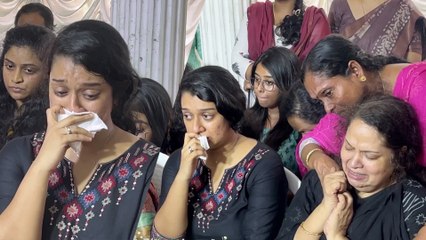 പിതാവിന്റെ മരണം സഹിക്കാനാവാതെ കരയുന്ന ഭാര്യ അമിതിന്റെ അമ്മയും ഭാര്യയും