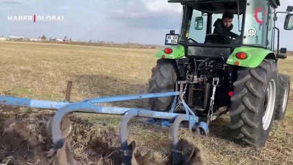 Selim ilçesinde traktörle tarlaya Yaşasın Cumhuriyet 100. Yıl yazdı