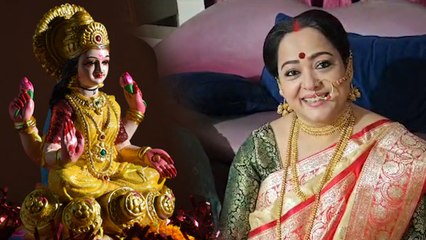 বাড়িতে নিজে হাতে মা লক্ষ্মীকে সাজালেন অভিনেত্রী অপরাজিতা আঢ্য