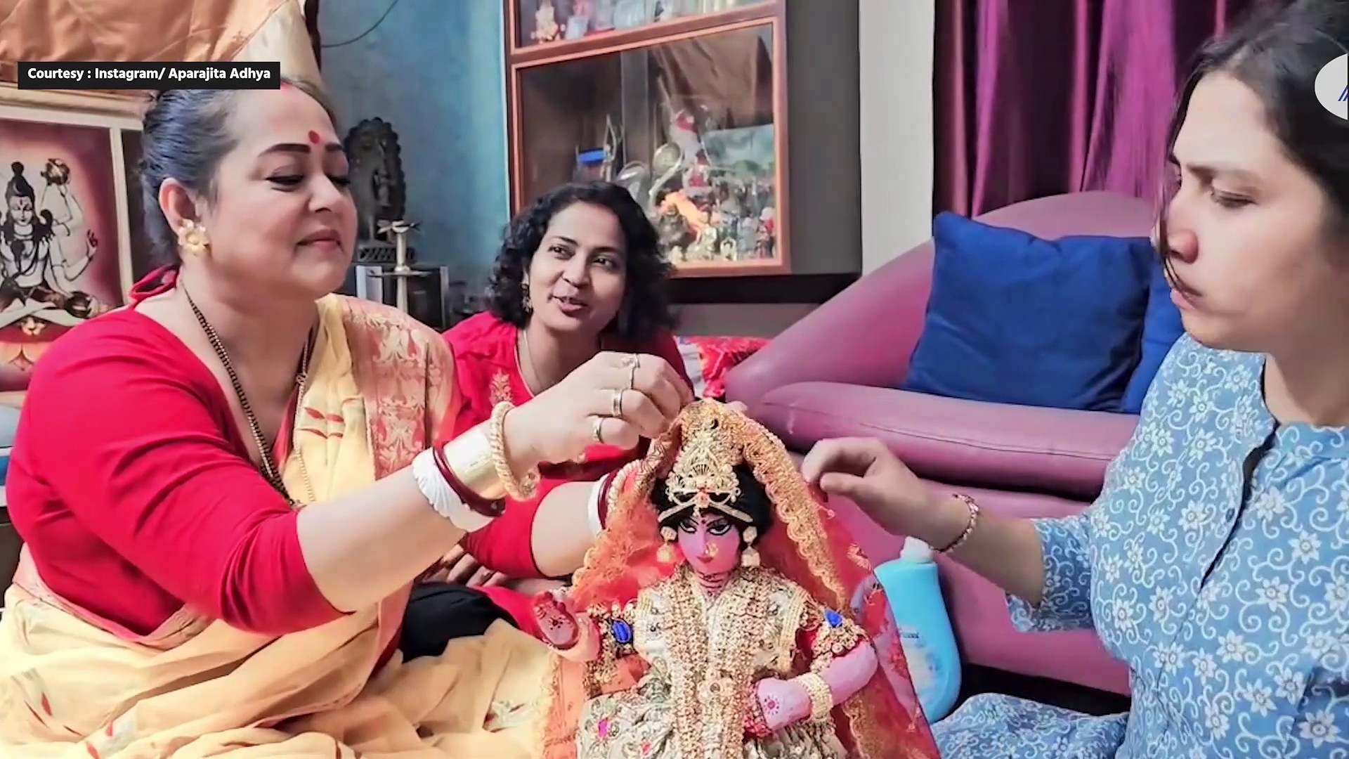 Aparajita Adhya: অপরাজিতার বাড়িতে ভিন্ন সাজে সেজেছেন মা লক্ষ্মী, দেখুন ভিডিও