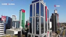 Gökdelenlere asılan dev Türk bayrakları havadan görüntülendi