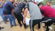 شاهد: الفلسطينيون يدفنون ضحايا القصف الجوي والبري غير المسبوق الإسرائيلي في مقابر جماعية في غزة