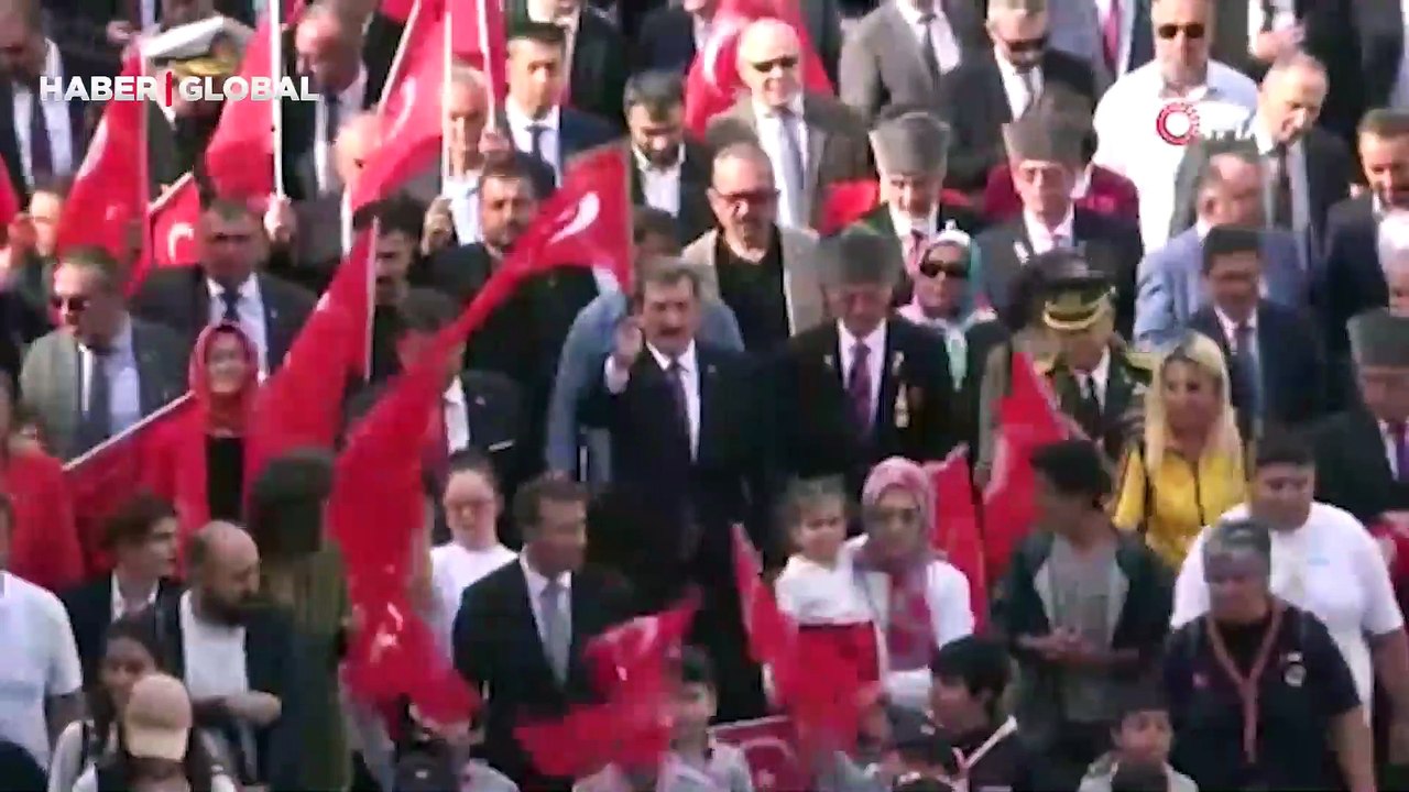 Cumhuriyetin 100. yılında 1919 metrelik dev bayrak yürüyüşü