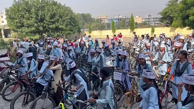 मतदान प्रतिशत बढ़ाने निकाली साइकिल रैली, देखें वीडियो