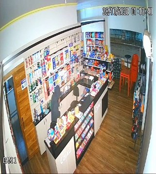 Imagens mostram homem assaltando posto de combustíveis em Jesuítas