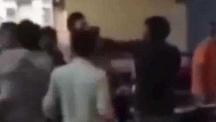 Viral: दो पक्षों में बीच सड़क जमकर चले लात घूंसे और मुक्के,देखें Video