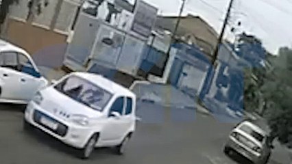 Câmera registra momento em que bandidos saem com carro roubado no Cascavel Velho