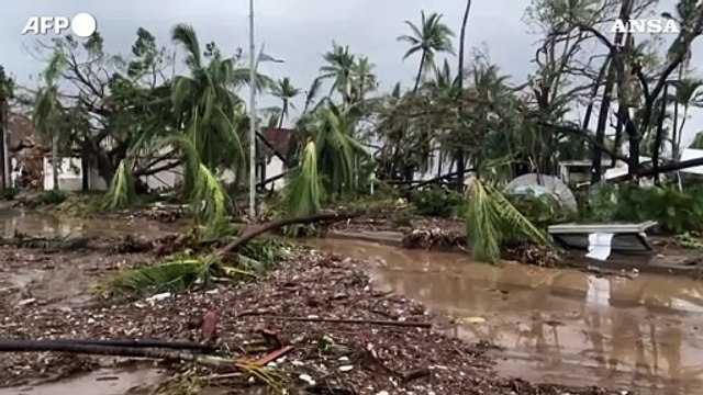 Messico, l'uragano Otis si abbatte su Acapulco: devastata la spiaggia