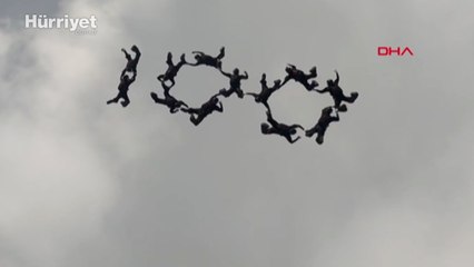 Uçaktan atlayan bordo bereliler, gökyüzünde '100' rakamı oluşturdu 