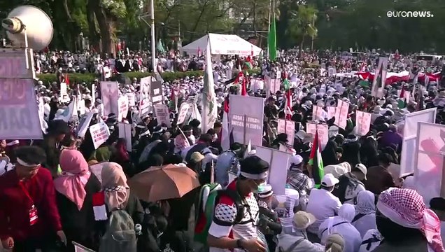 شاهد: مظاهرة في إندونيسيا أمام السفارة الأمريكية تطالب بوقف الحرب الإسرائيلية على غزة