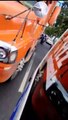 Vídeo: motociclista se conduce detrás de ambulancia que se dirige a cubrir una emergencia