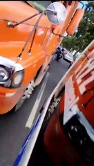 Vídeo: motociclista se conduce detrás de ambulancia que se dirige a cubrir una emergencia
