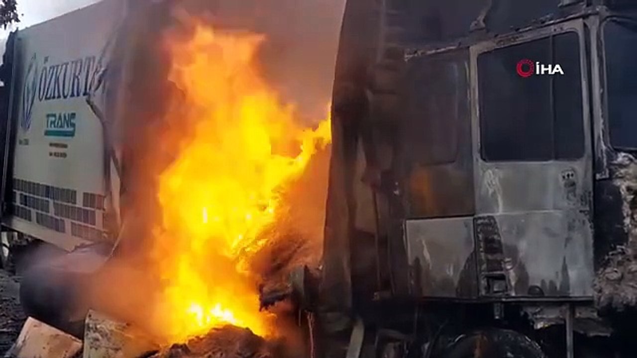 Un camion chargé de 21 tonnes de matière première PVC a pris feu à Samsun.
