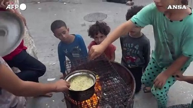 Gaza, mancano i combustibili: palestinesi cuociono il pane utilizzando carta e legna