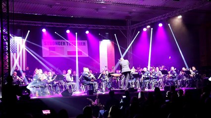 Tak brzmi utwór powstały z połączenia hymnów USA i Polski