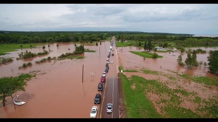 De l'eau sur la route dans le Wisconsin