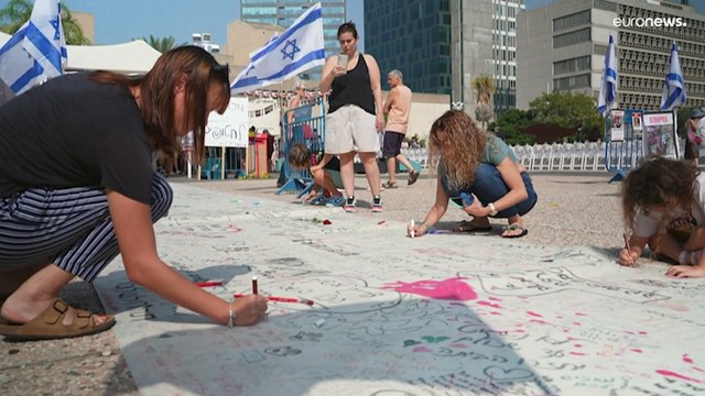 فيديو: أهالي الأسرى والرهائن بيد حماس يحتجون أمام وزارة الدفاع ويطالبون نتنياهو العمل على إعادتهم