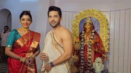 মহানায়কের বাড়িতে ‘গৌরীরূপী’ বরণ করে মা লক্ষ্মীকে ঘরে তোলেন গৌরব ও দেবলীনা