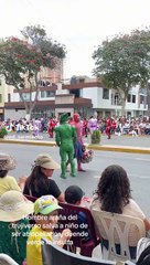 'Hombre Araña' salva la vida a niño que iba a ser atropellado