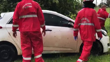 Carro tomba em acidente na Rua Jorge Lacerda, mas condutor sai ileso