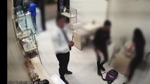 Vídeo: Dupla rende segurança e rouba joalheria dentro de shopping